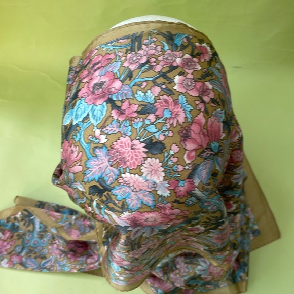 Vintage Elaine Gold silk scarf - Picture 3 of 9